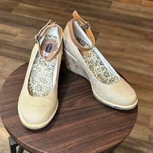 Dr. Scholl's Beige and Brown Wedges